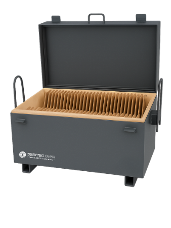 Graue Kiste mit Holzgittern, offen, für die Aufbewahrung von Schneidwerkzeugen.